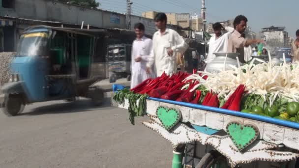 La gente pasa junto a un carrito de verduras — Vídeos de Stock