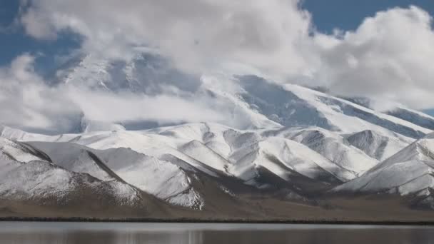 Wolken omcirkelen over berg — Stockvideo