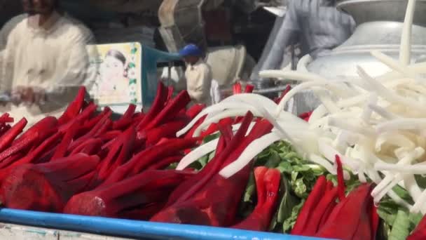सड़क किनारे गाजर बेचना — स्टॉक वीडियो