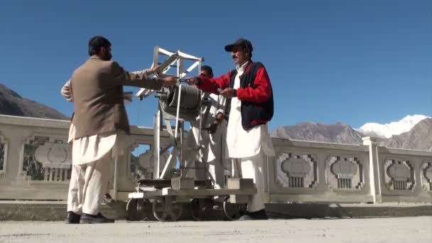 Ingenieurs meten het waterpeil van een rivier — Stockvideo