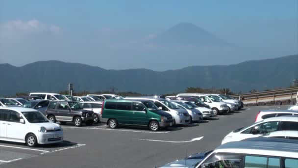 Otoparkın arkasındaki Fuji Dağı — Stok video