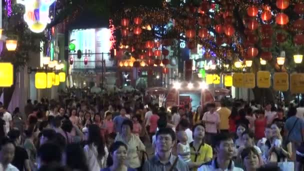 Les gens visitent une rue à Guangzhou — Video