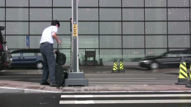 Un homme d'affaires marche vers l'aéroport de Pékin Séquence Vidéo Libre De Droits