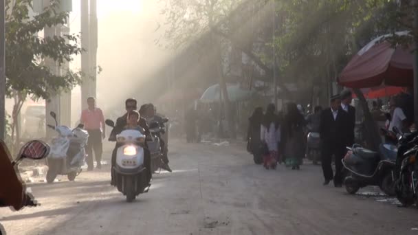 Menschen fahren durch die Straßen — Stockvideo