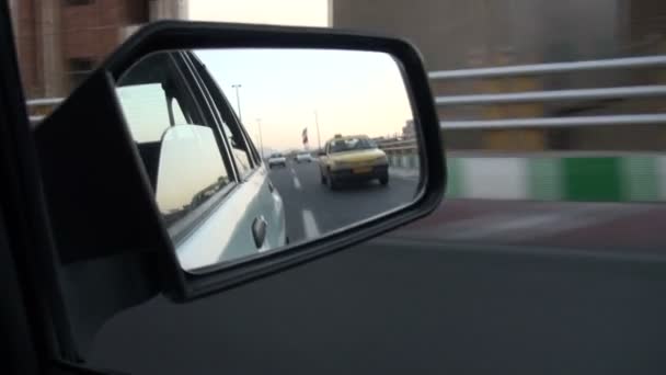 Während der Fahrt in den Spiegel schauen — Stockvideo