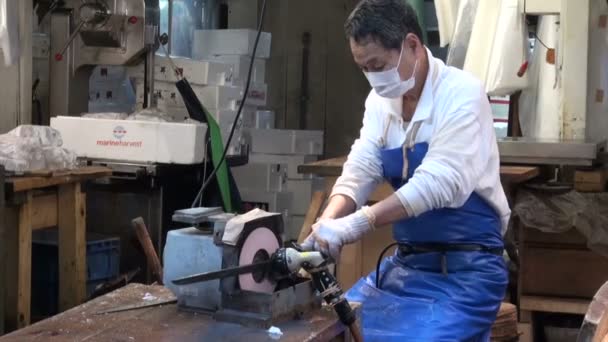 Arbeiter schleift ein langes Messer — Stockvideo