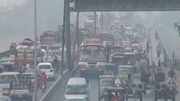 Traffic jam on Lahore bridge. — Stock Video