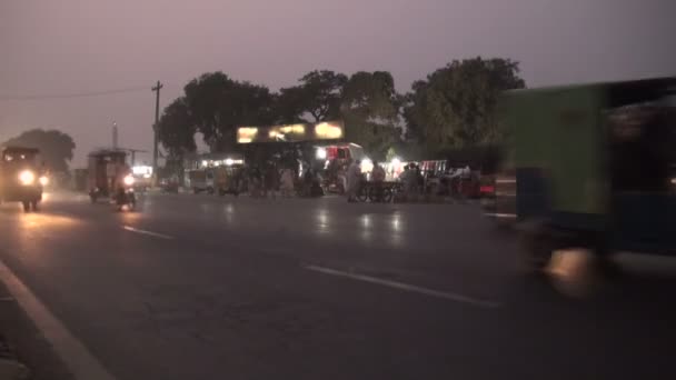 Verkeer in de schemering in Lahore. — Stockvideo