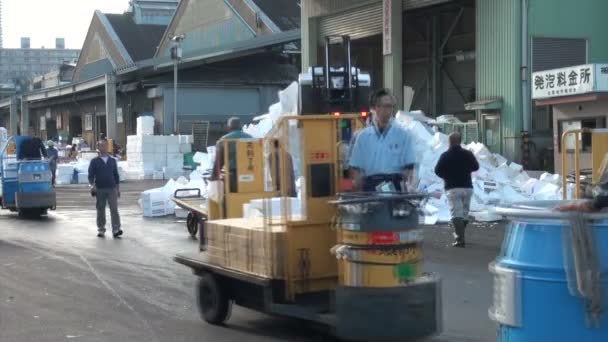 Återvinning skum lådor på fiskmarknaden. — Stockvideo