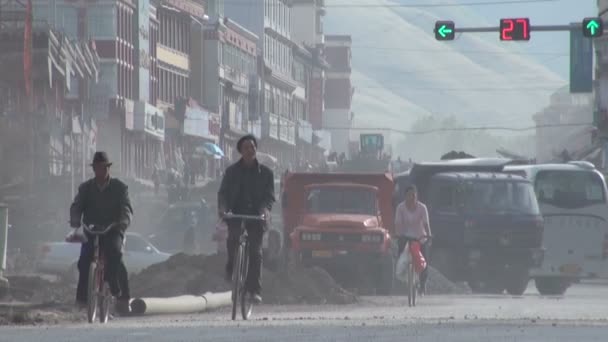 Будівництво доріг в тибетському місто — стокове відео