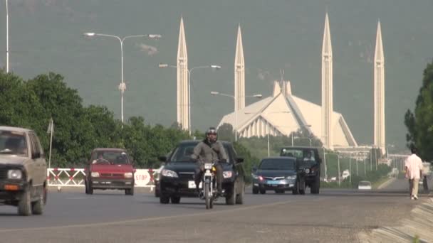 Trafik framför Shah Faisal — Stockvideo