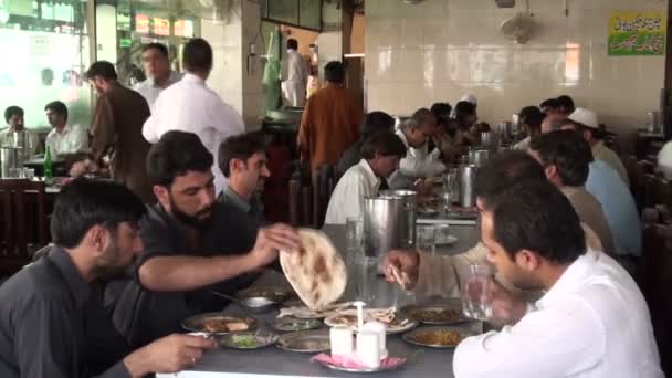Ludzie zjeść lunch wewnątrz restauracji — Wideo stockowe