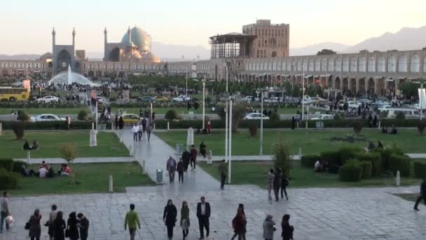 Les gens visitent la place Imam — Video