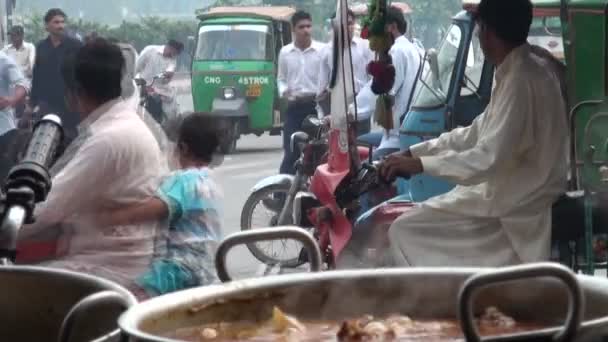 Soup is preparing at a road in Lahore. — Stock Video