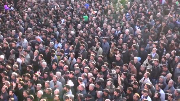 Homens participam de um desfile sombrio — Vídeo de Stock