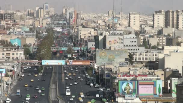 El tráfico atraviesa una avenida importante en Teherán — Vídeos de Stock