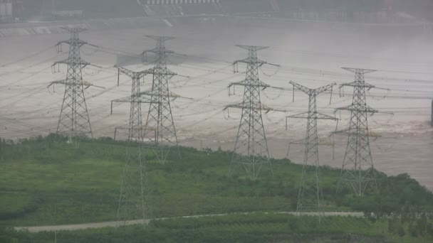 As linhas eléctricas transmitem electricidade gerada — Vídeo de Stock