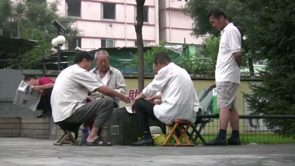 Mężczyzn grać w szachy chińskie — Wideo stockowe