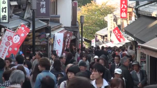 Tourists visit shopping street in Kyoto. — Stock Video