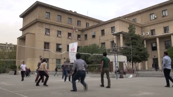 Studenten spielen an der Universität Teheran Volleyball. — Stockvideo