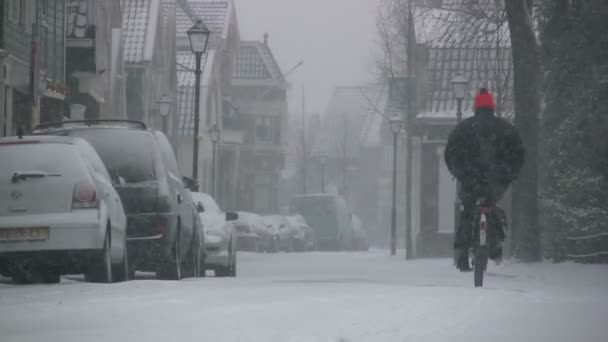 Człowiek cykli przez sztorm śnieżny — Wideo stockowe