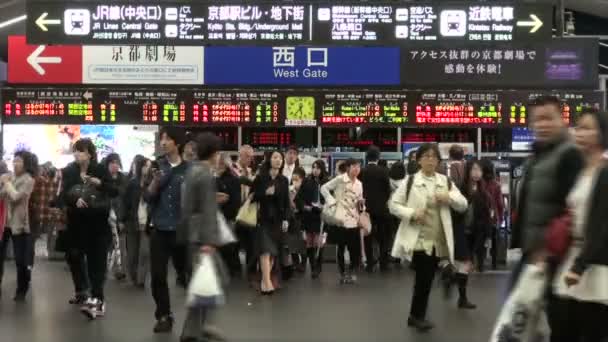 Busy Kyoto train station. — Stock Video