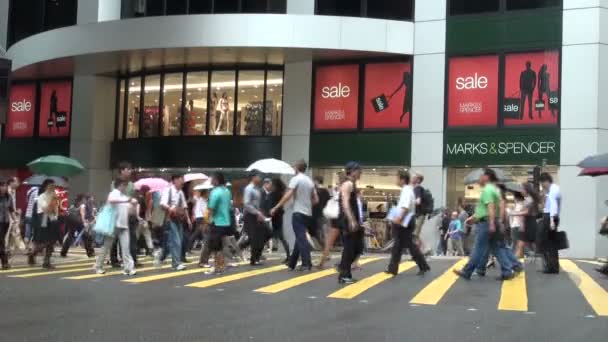 Voetgangersoversteekplaats in Hong Kong. — Stockvideo