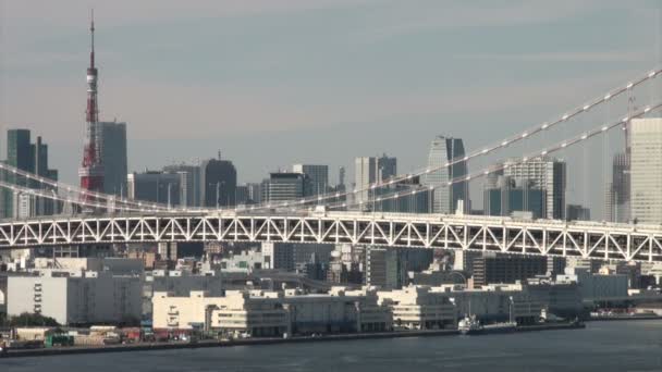 Regenbogenbrücke und Skyline in Tokio — Stockvideo