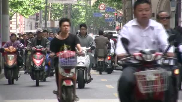 People on motorbikes and bicycles in the early morning — Stock Video