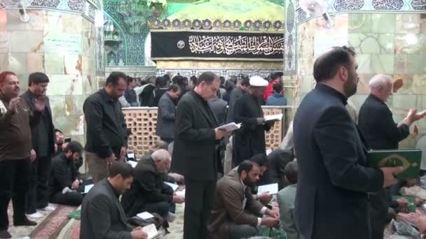 Le persone dicono le loro preghiere in Qom . — Video Stock