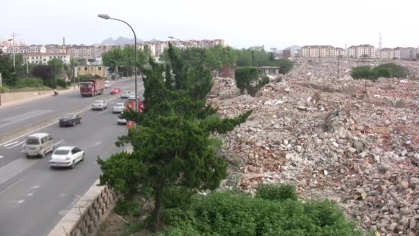 Der Verkehr passiert ein zerstörtes Viertel in Qingdao. — Stockvideo