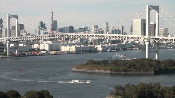 Gökkuşağı köprüsü ve Tokyo silueti — Stok video