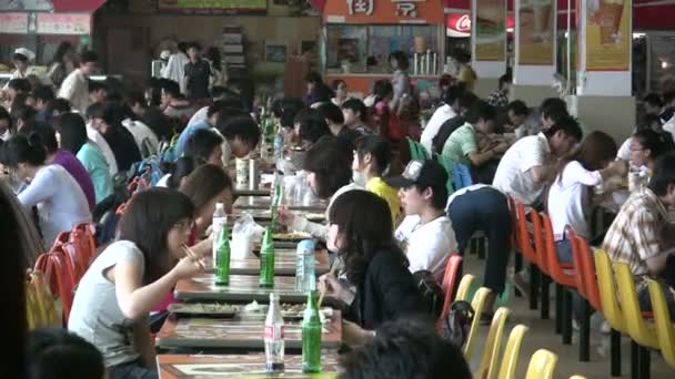 Studenten eten tijdens een lunchpauze op een Chinese campus. — Stockvideo