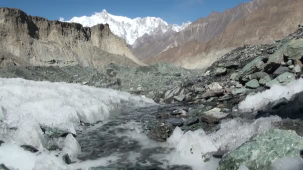 Smeltende gletsjer in Pakistan. — Stockvideo