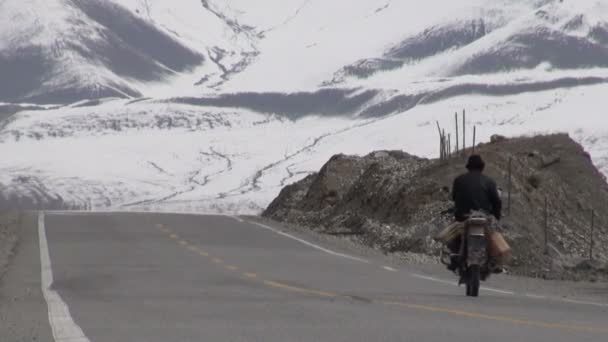 Um homem solitário em um motrobike — Vídeo de Stock