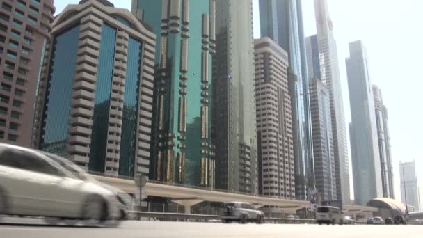 Drukke weg in het centrum van Dubai. — Stockvideo