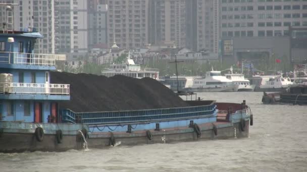 Een vrachtschip zeilen over de Huangpu — Stockvideo