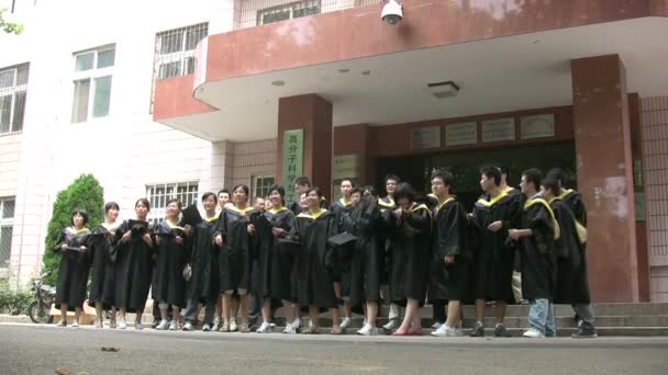 Les étudiants chinois jettent des chapeaux dans les airs — Video