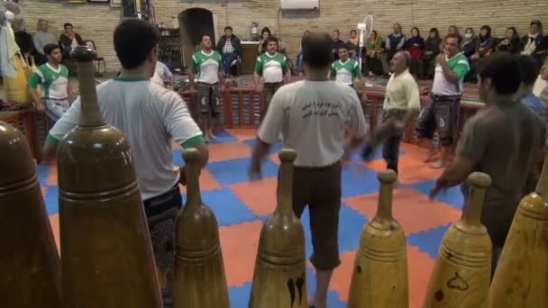 Muži procvičit starověké perské fitness — Stock video