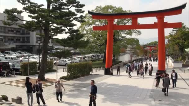 Människor besöker Fushimi Inari komplexa — Stockvideo