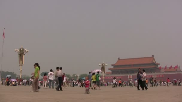 As pessoas visitam a Praça Tiananmen — Vídeo de Stock