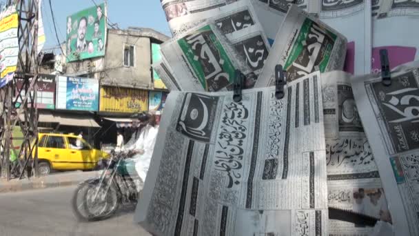 Yol kenarında gazete satmak — Stok video