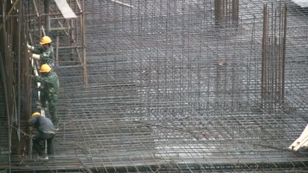 Chinese workers at a construction site — Stock Video