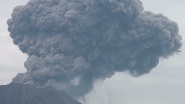 Uma erupção maciça do vulcão Sakurajima — Vídeo de Stock