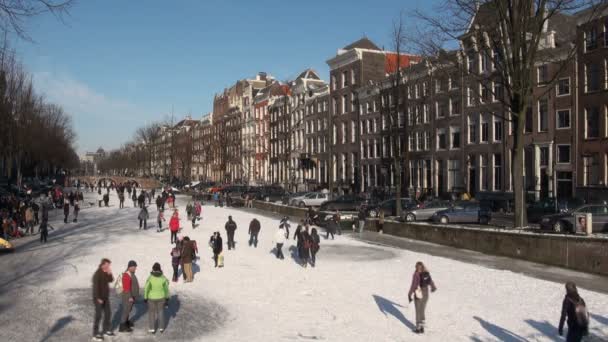 Gente patinando en los canales — Vídeos de Stock