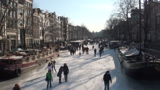 Patinage sur glace sur les canaux — Video