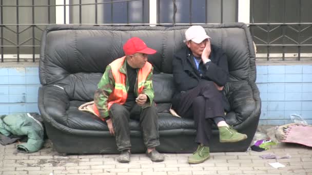 Les hommes se reposent et fument des cigarettes — Video