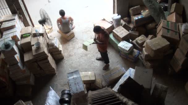Рабочие организуют небольшой склад — стоковое видео