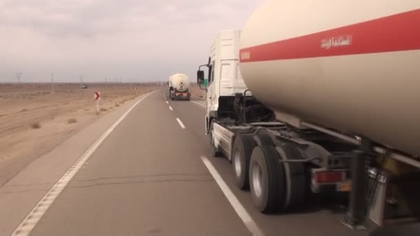 Camiones a gas atraviesan los desiertos — Vídeos de Stock