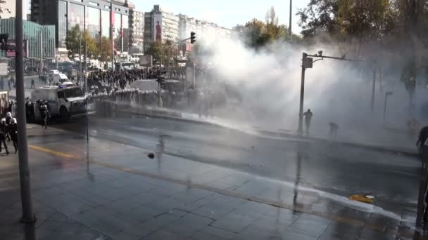 Polícia implanta gás lacrimogêneo e canhões de água — Vídeo de Stock